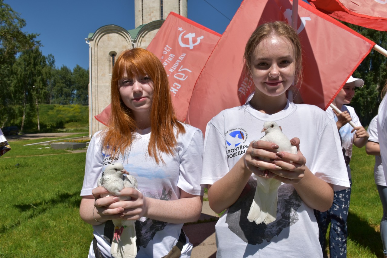 В Ярославской области в небо выпускают белых голубей