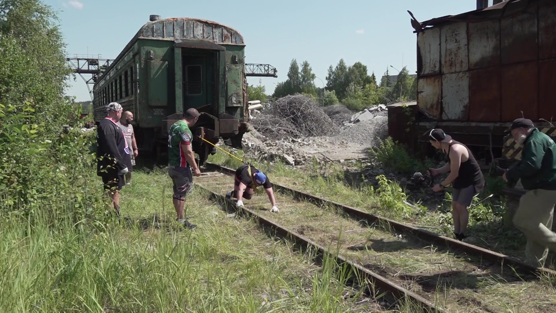 Силач установил рекорд Ярославля, протащив на плечах железнодорожный вагон весом 50 тонн