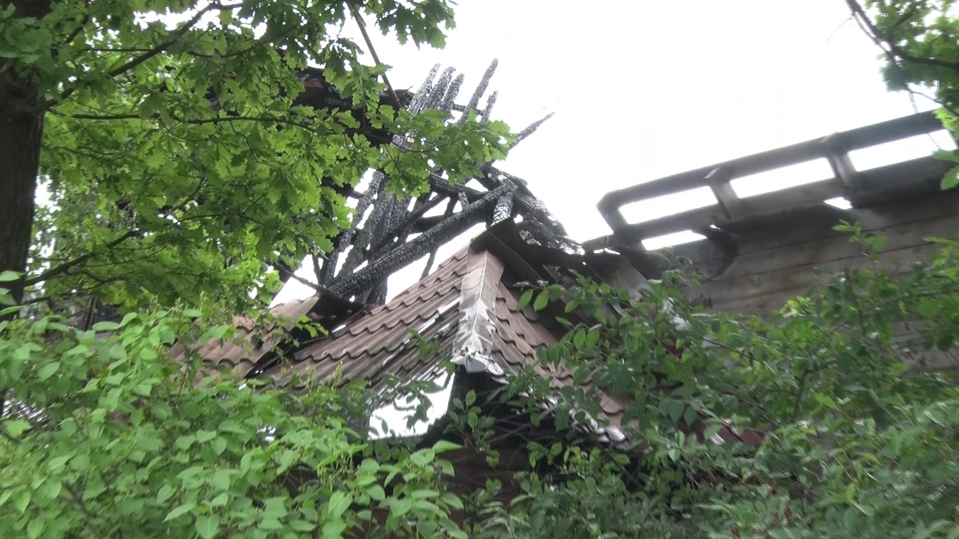 На улице Заливной в Ярославле огонь уничтожил часть жилого дома