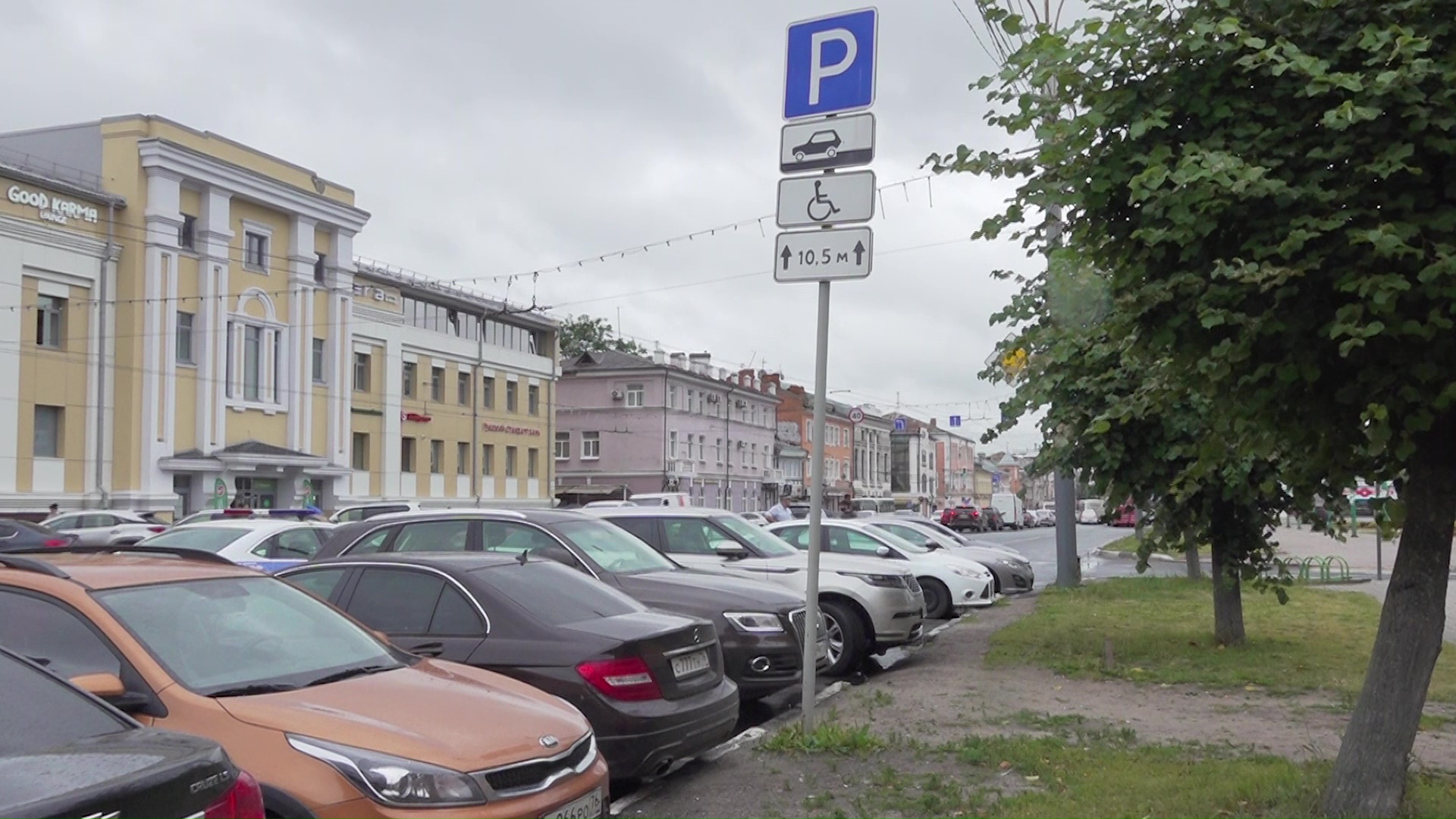 В Ярославле у ТЮЗа эвакуировали несколько автомобилей