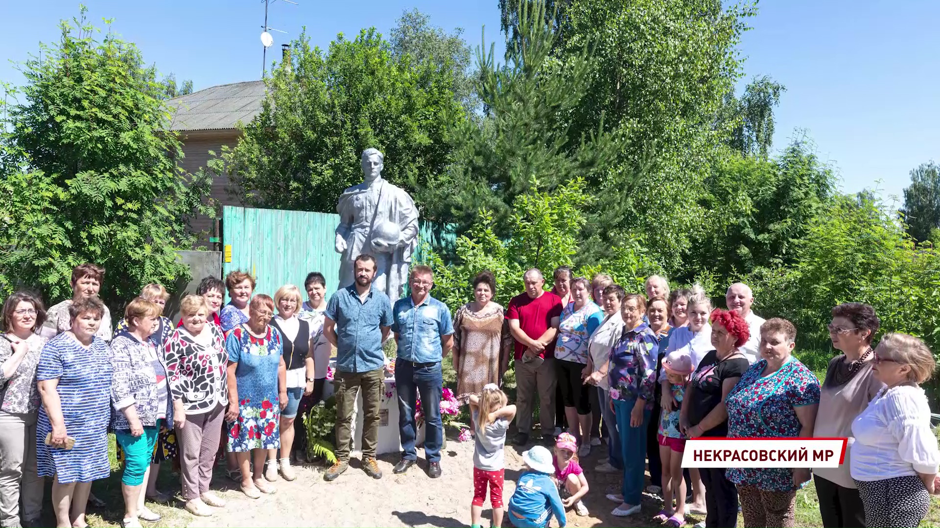 В Некрасовском районе активист привлек все село к восстановлению скульптуры молодого солдата