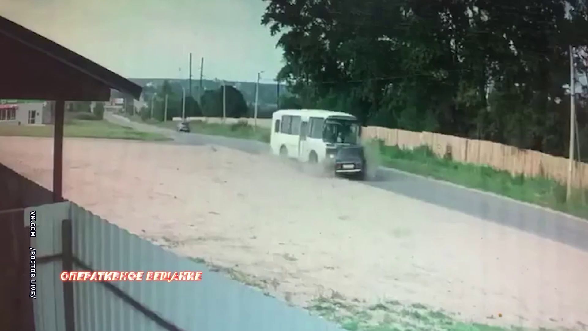 В социальных сетях появилось видео ДТП с участием автобуса военных