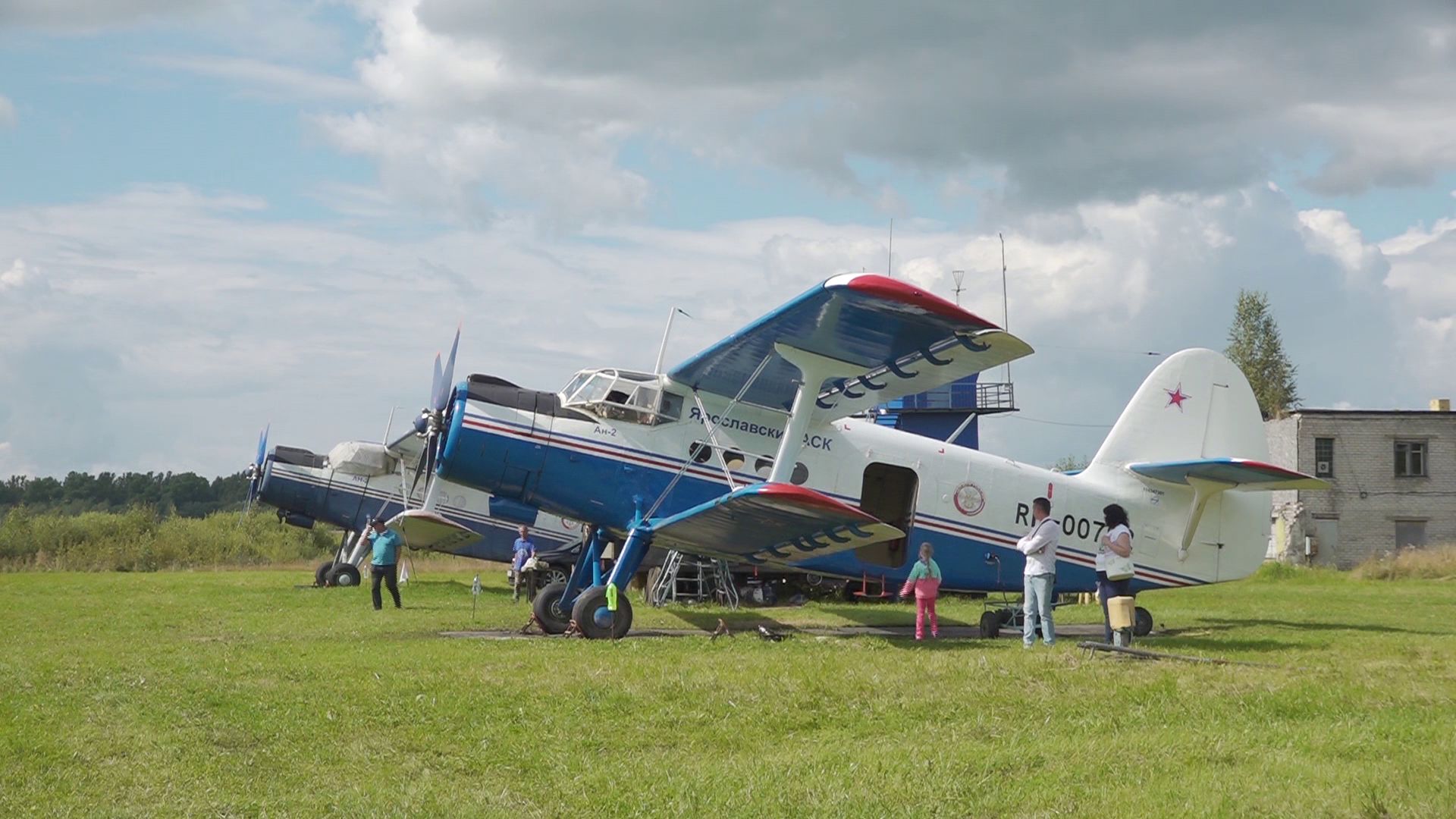 В Ярославской области отметили День Воздушного флота России и годовщину аэроклуба в Карабихе