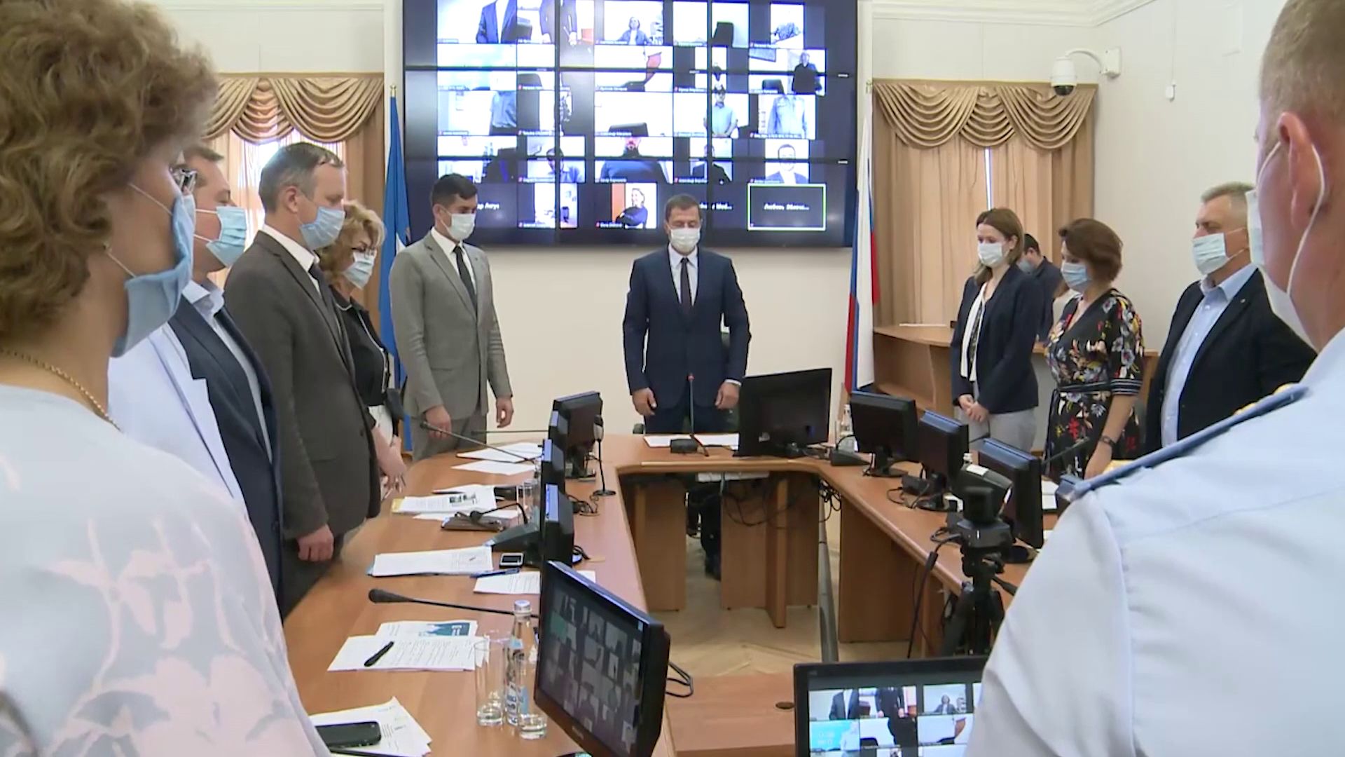 Общегородское совещание в мэрии Ярославля началось с минуты молчания в память о погибших в результате взрыва газа на улице Батова