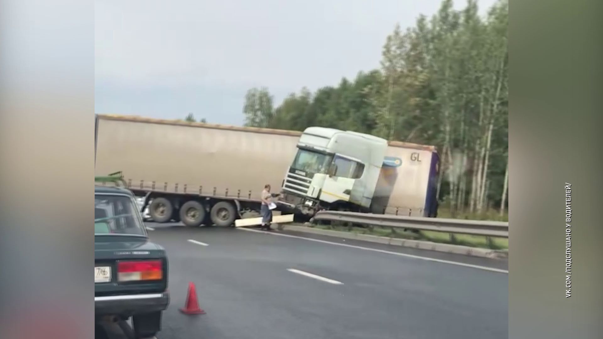Под Ярославлем водитель многотонного грузовика не справился с управлением