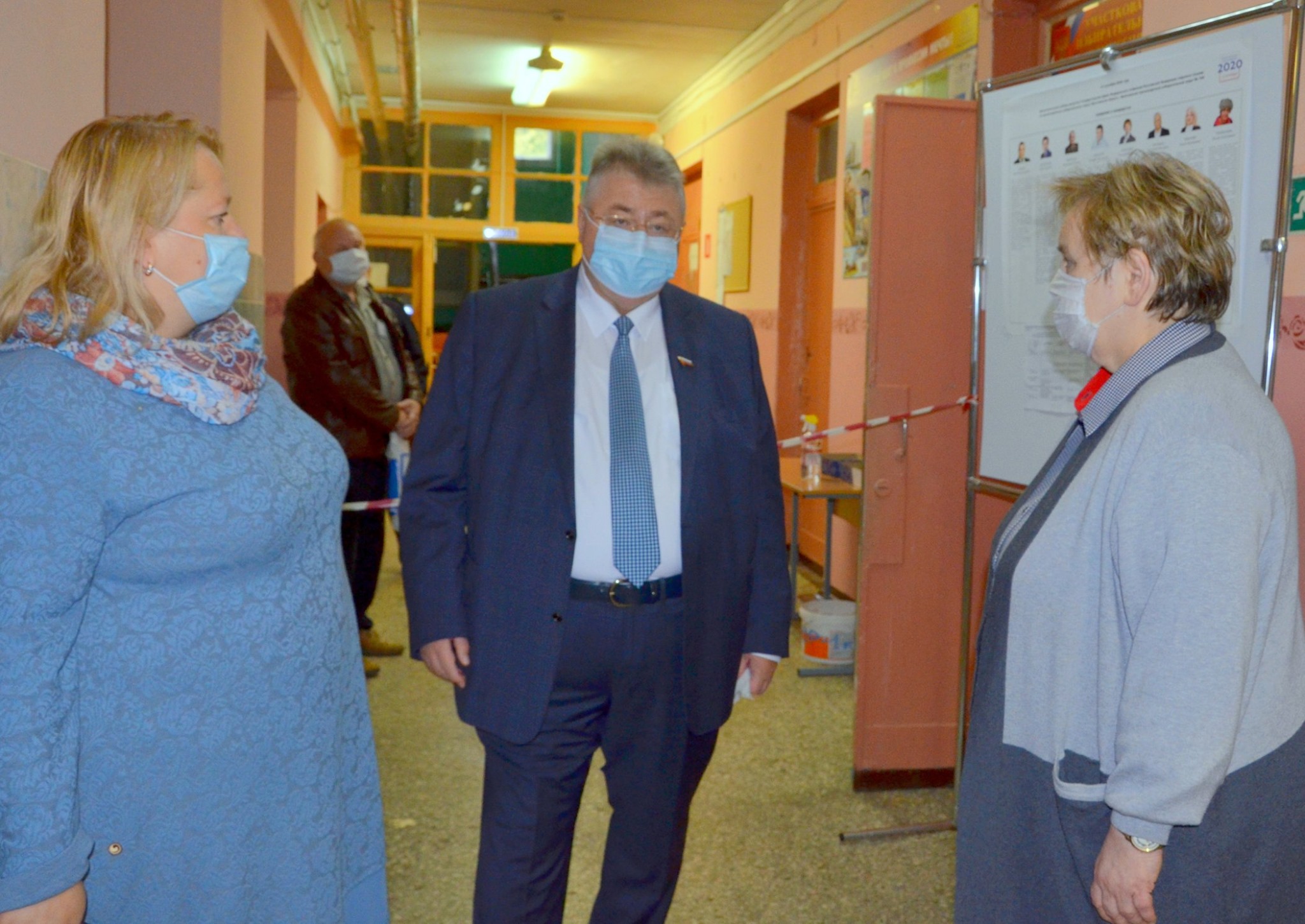 Сергей Якушев проверил условия голосования на участках в школах, которые не остановили учебный процесс