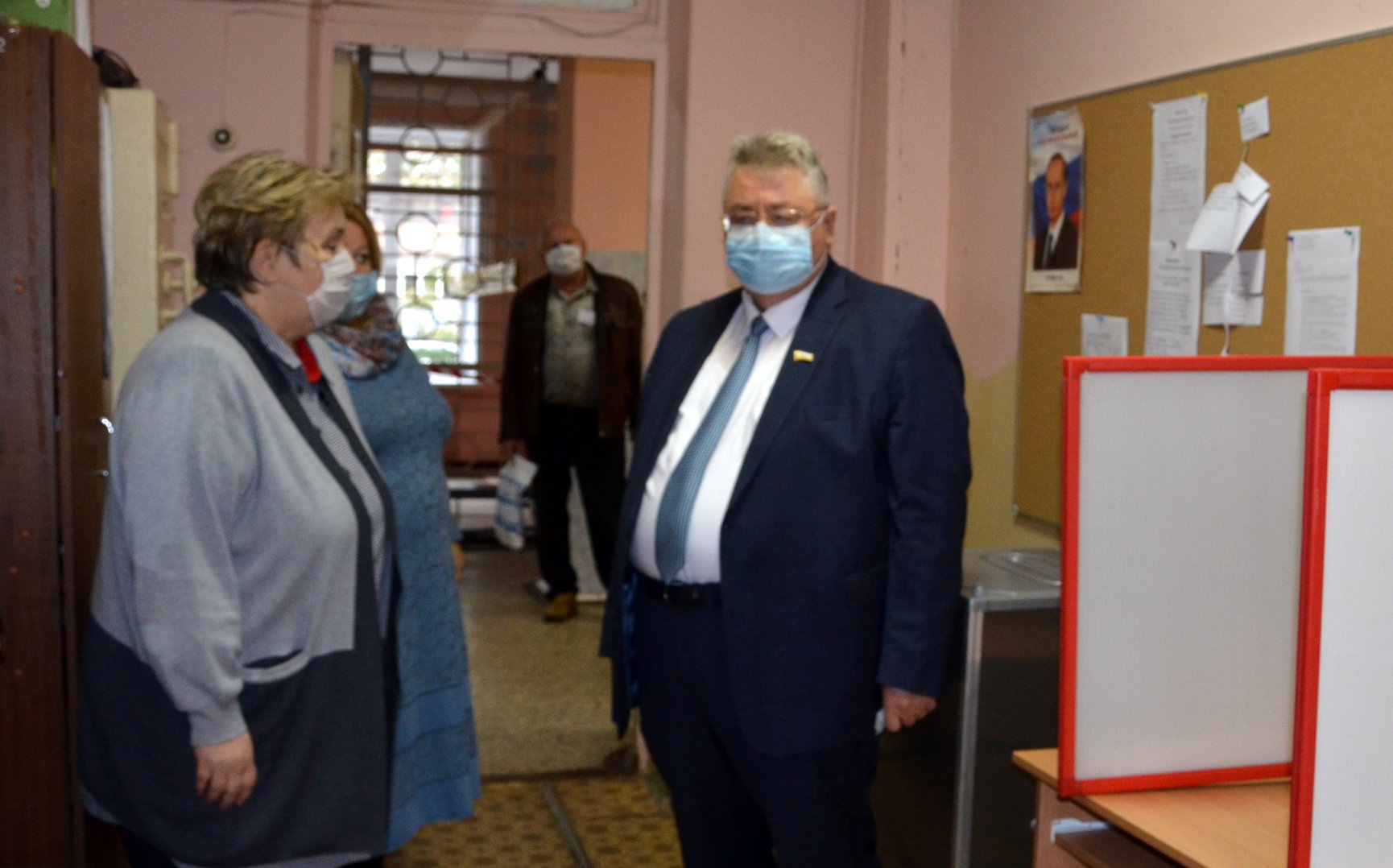Сергей Якушев проверил условия голосования на участках в школах, которые не остановили учебный процесс