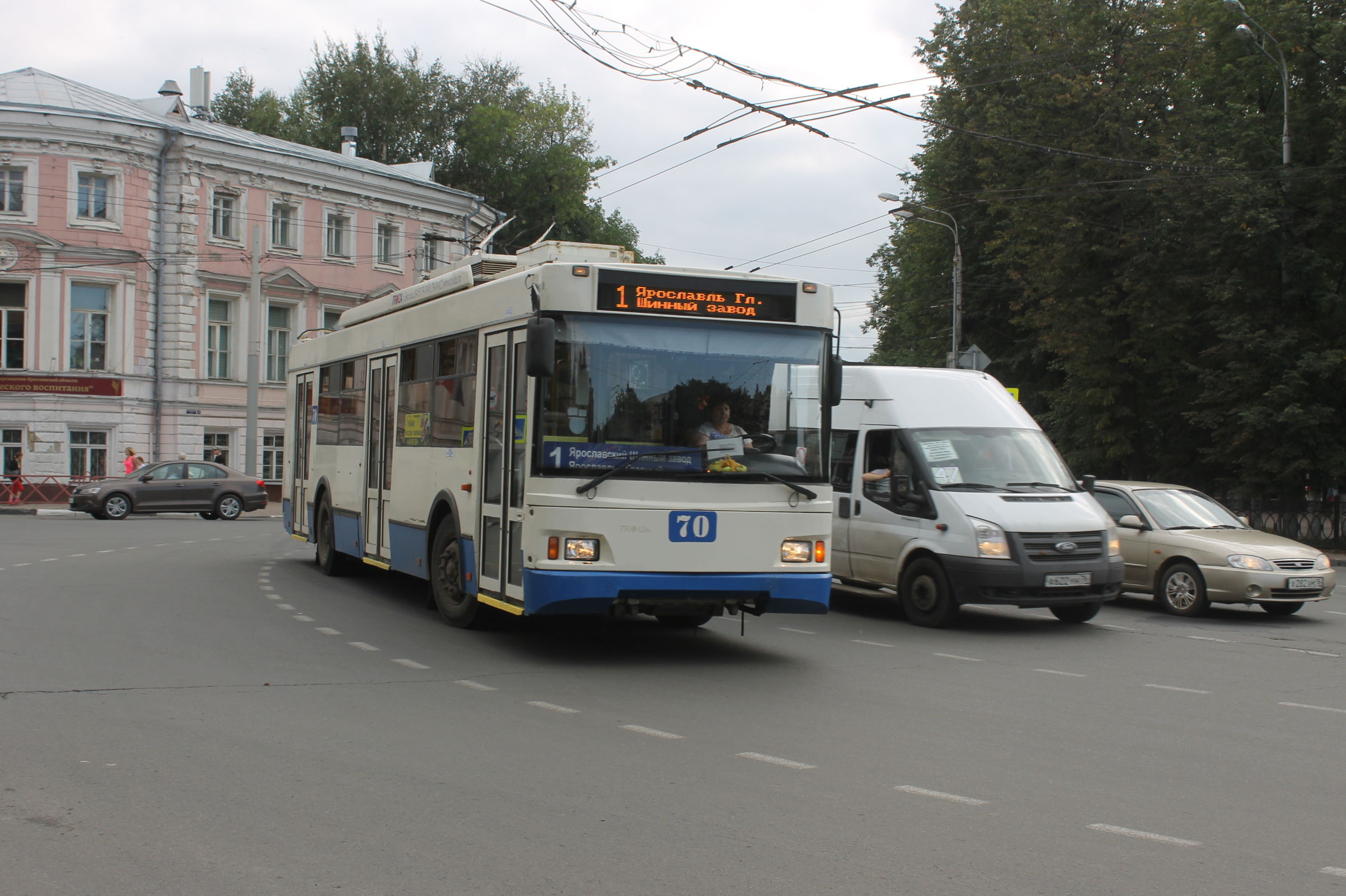 После салюта в честь Дня города пустят дополнительные троллейбусы и  автобусы | Первый ярославский телеканал