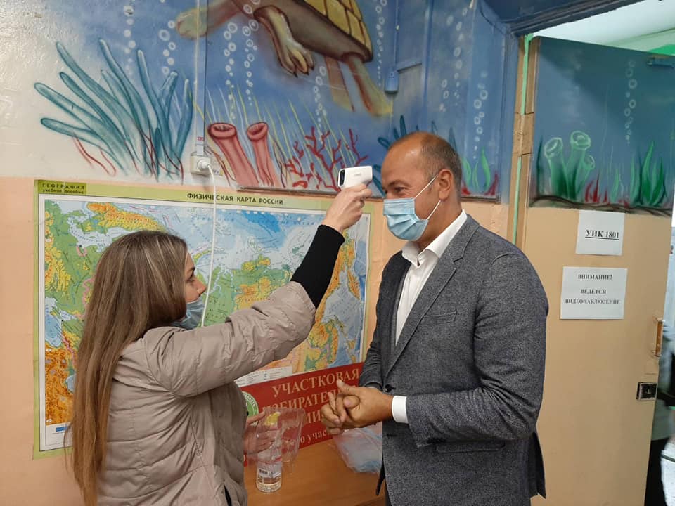 В Ярославле на участке в Заволжском районе проголосовал депутат Илья Осипов
