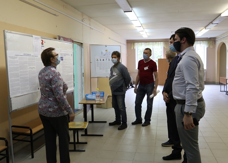 «Настроение у голосующих хорошее»: члены Общественной палаты посетили избирательные участки Ярославля