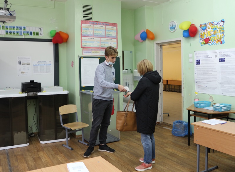 «Настроение у голосующих хорошее»: члены Общественной палаты посетили избирательные участки Ярославля