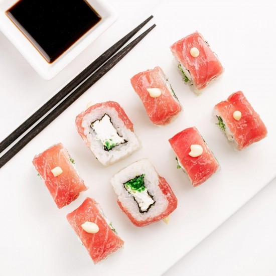 Чем хороша доставка суши на дом?