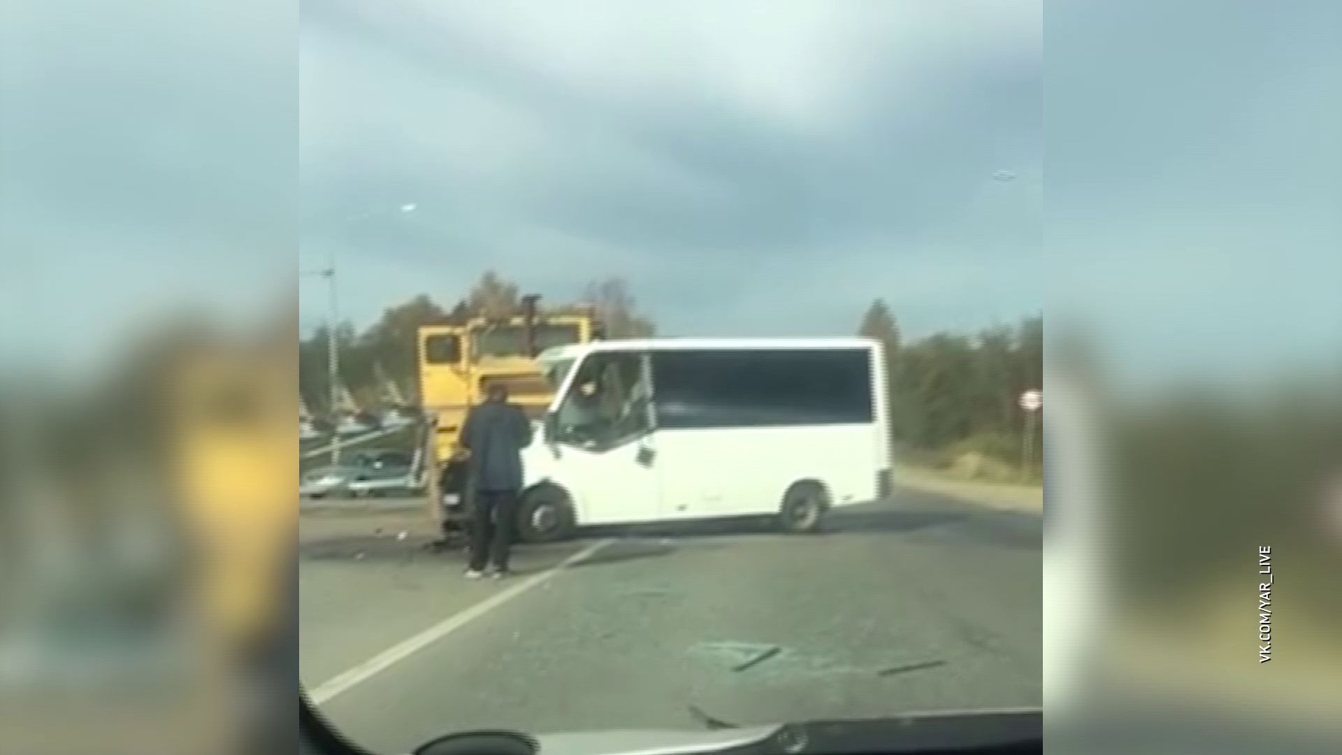 На трассе Ярославль – Тутаев столкнулись микроавтобус и трактор