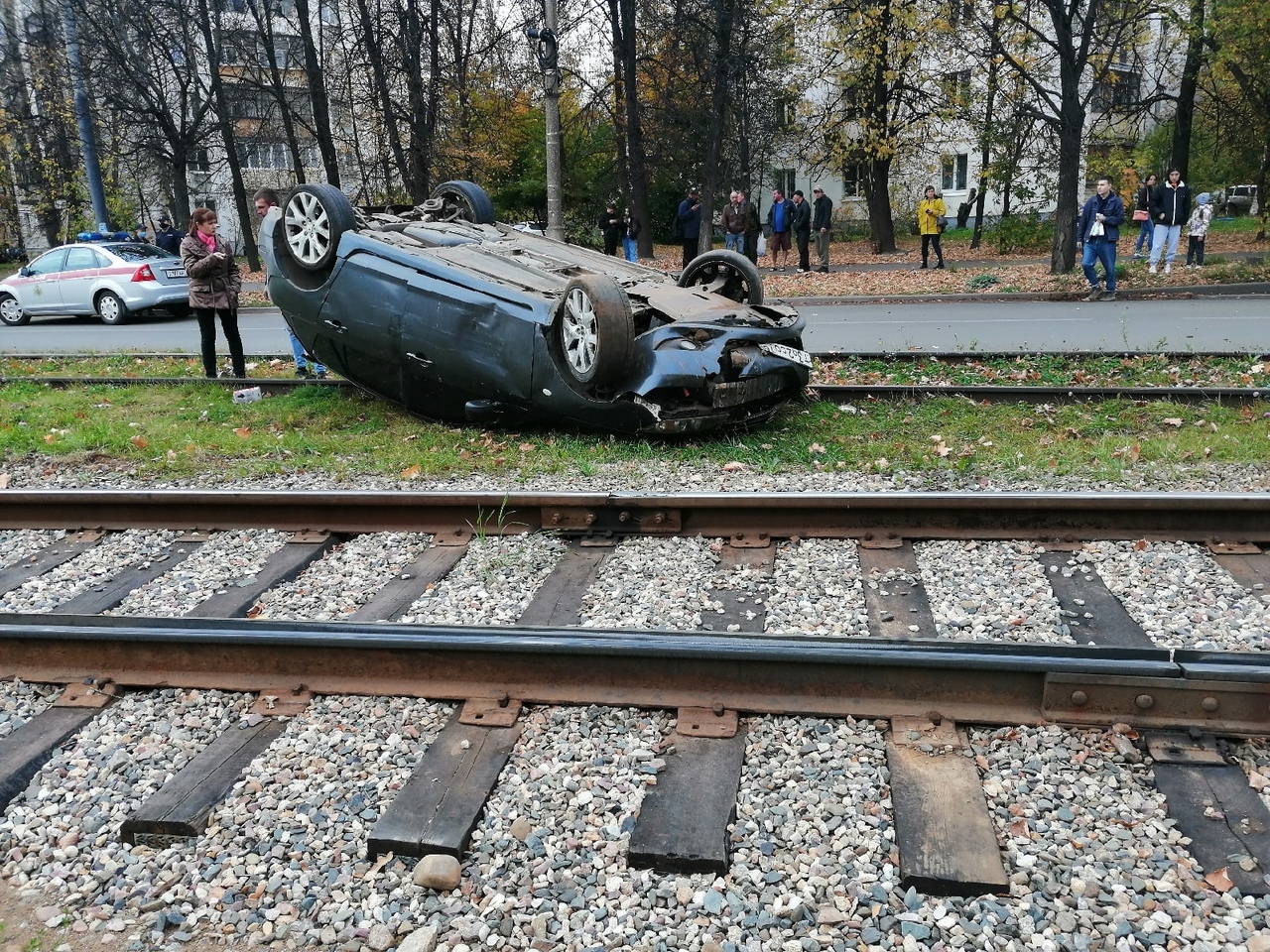 В Ярославле на трамвайном кольце перевернулся легковой автомобиль