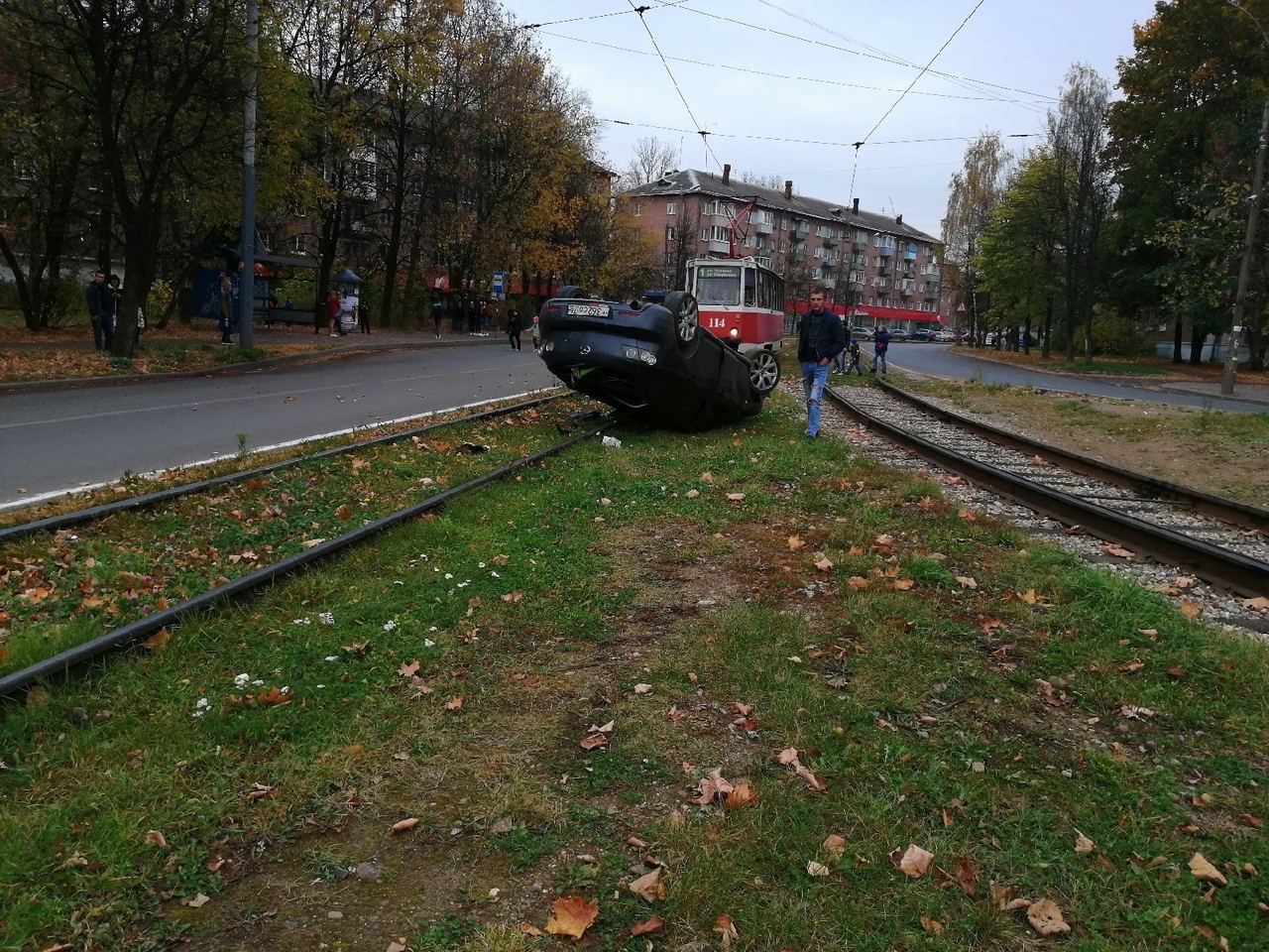 В Ярославле на трамвайном кольце перевернулся легковой автомобиль