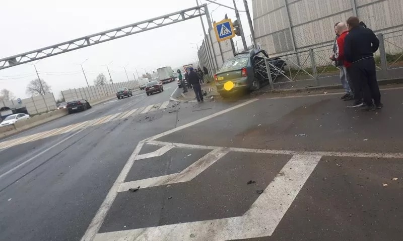 В Ярославле в ДТП погиб таксист, один человек госпитализирован
