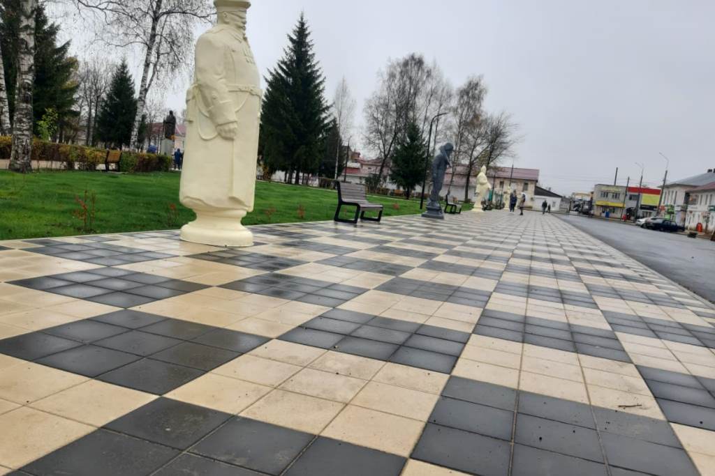 Площадь и сквер в центре Данилова оформили в виде необычной шахматной аллеи