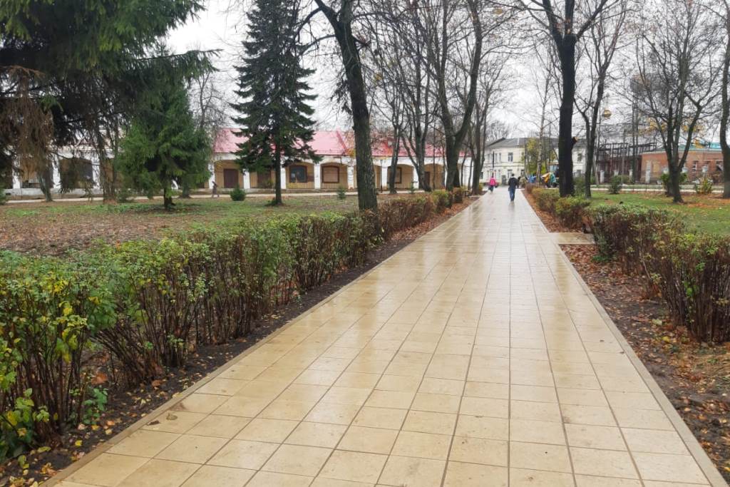 Площадь и сквер в центре Данилова оформили в виде необычной шахматной аллеи