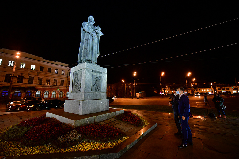У памятника Ярославу Мудрому появилась новая подсветка