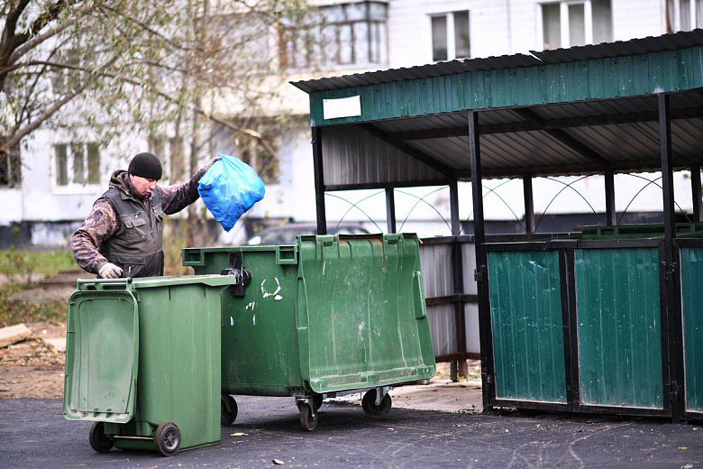 Новые мусорные контейнеры установили в Дзержинском районе Ярославля