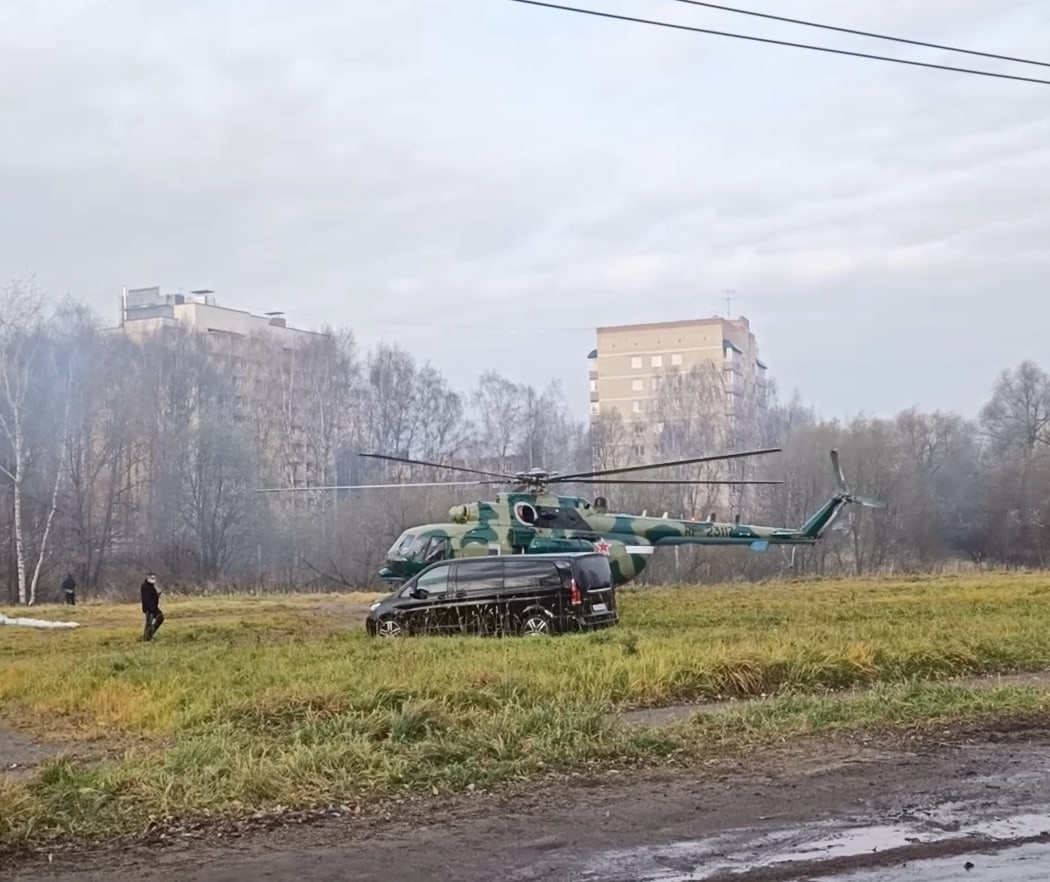 Во Фрунзенском районе сел военный вертолет Ми-8