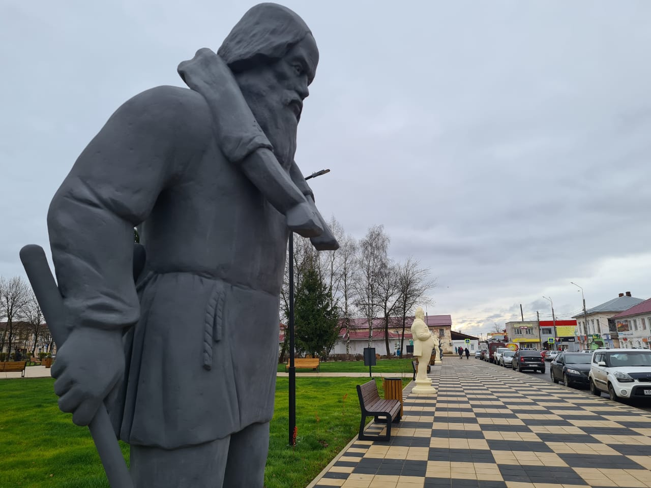 «Шахматный сквер» и булыжная мостовая: в Данилове полностью завершили работы по благоустройству главной площади