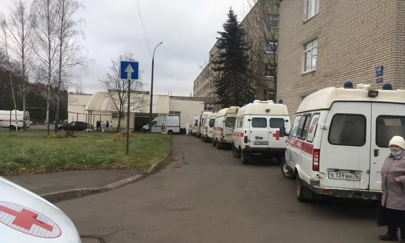 Департамент здравоохранения Ярославской области прокомментировал очереди из скорых у больницы в Рыбинске
