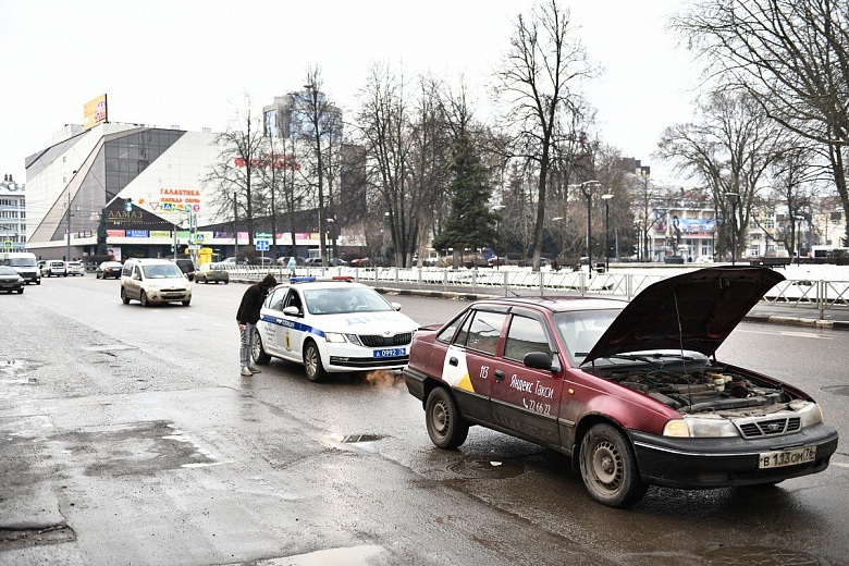 Сотрудники ГИБДД оштрафовали 60 водителей, припарковавшихся в неположенном месте у «Ауры»