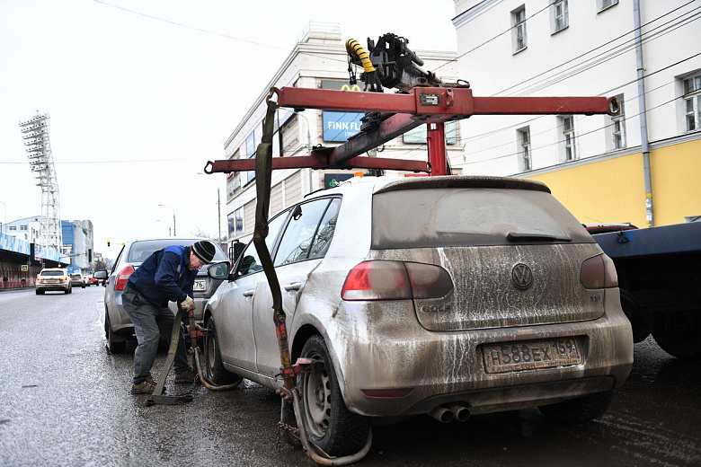 Сотрудники ГИБДД оштрафовали 60 водителей, припарковавшихся в неположенном месте у «Ауры»