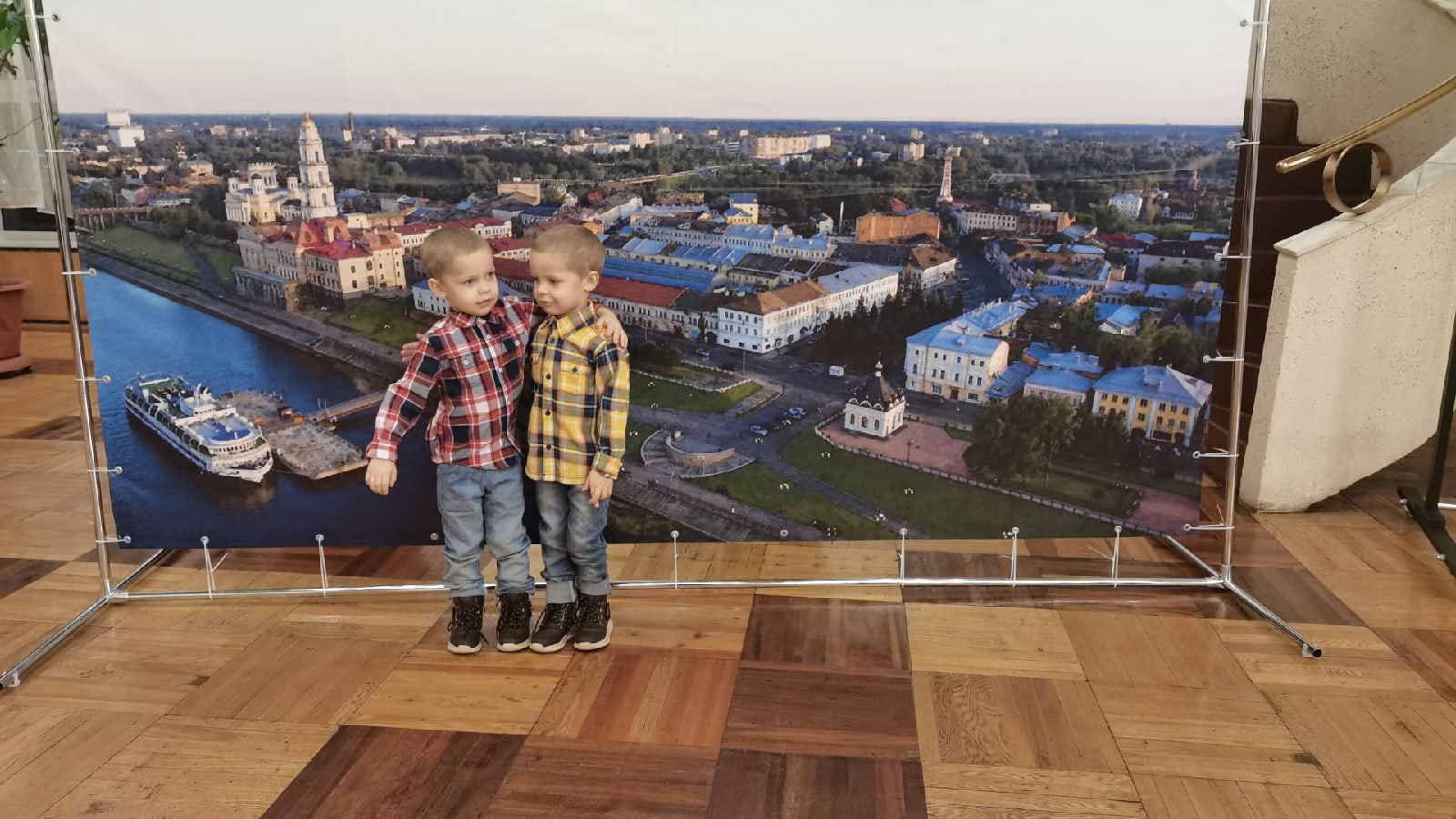 Они абсолютно одинаковые: в Ярославской области прошел фестиваль близнецов и двойняшек
