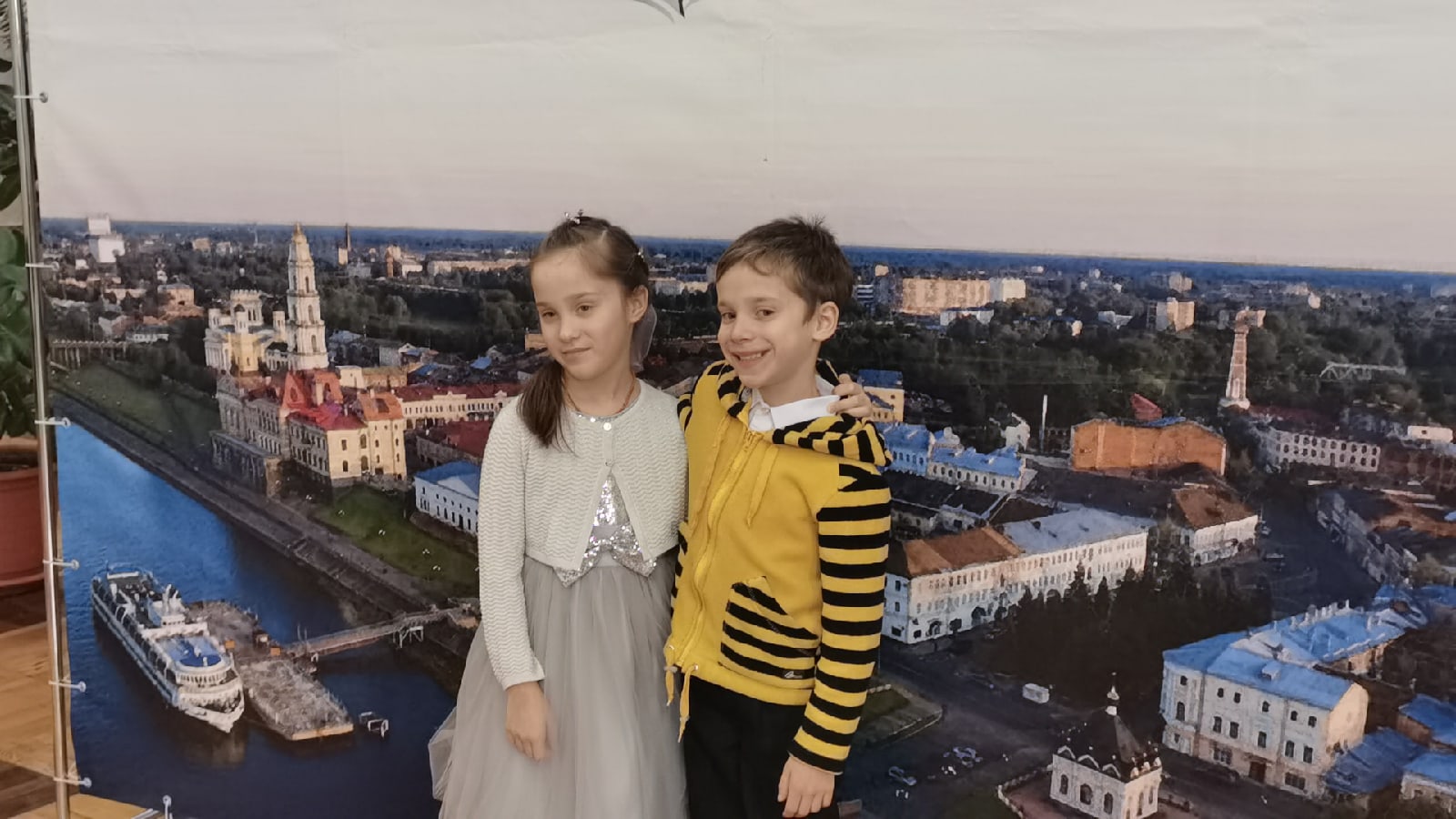 Они абсолютно одинаковые: в Ярославской области прошел фестиваль близнецов и двойняшек