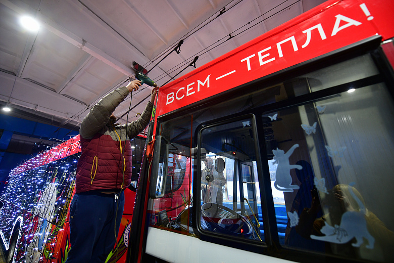 В Ярославле общественный транспорт украшают к Новому году