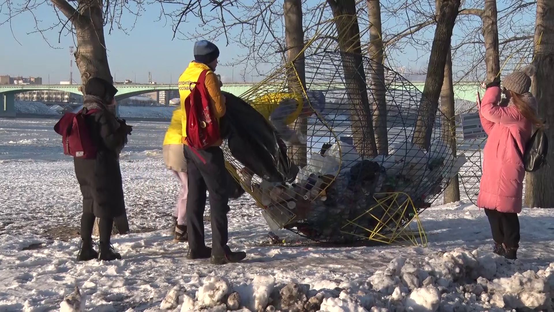 Волонтеры привели в порядок Тверицкую набережную и подготовили рыбку к зиме