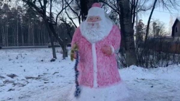 Двухметровый Дед Мороз украсил проспект Авиаторов