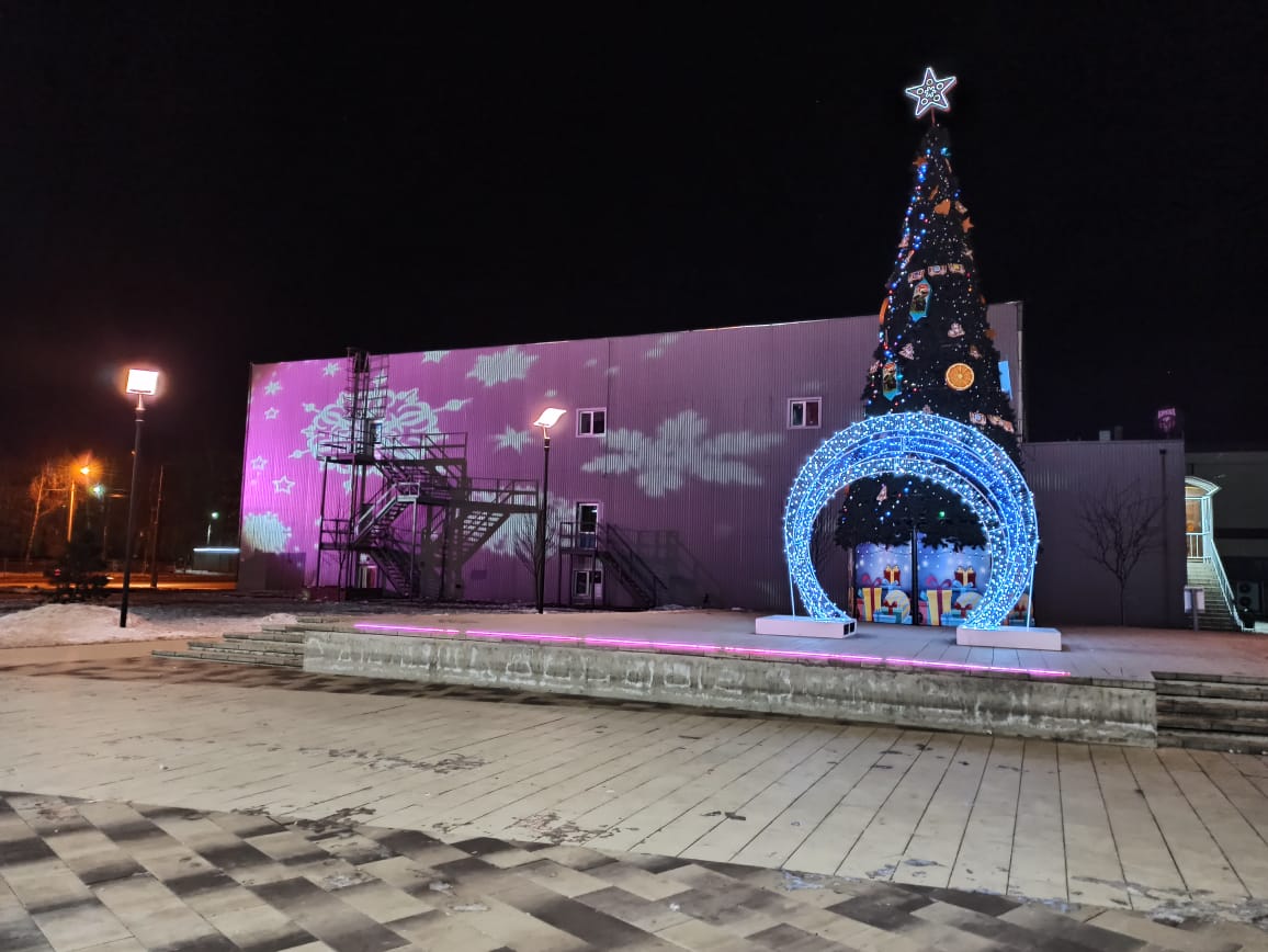 Обновленный сквер на Машиностроителей украсили к Новому году