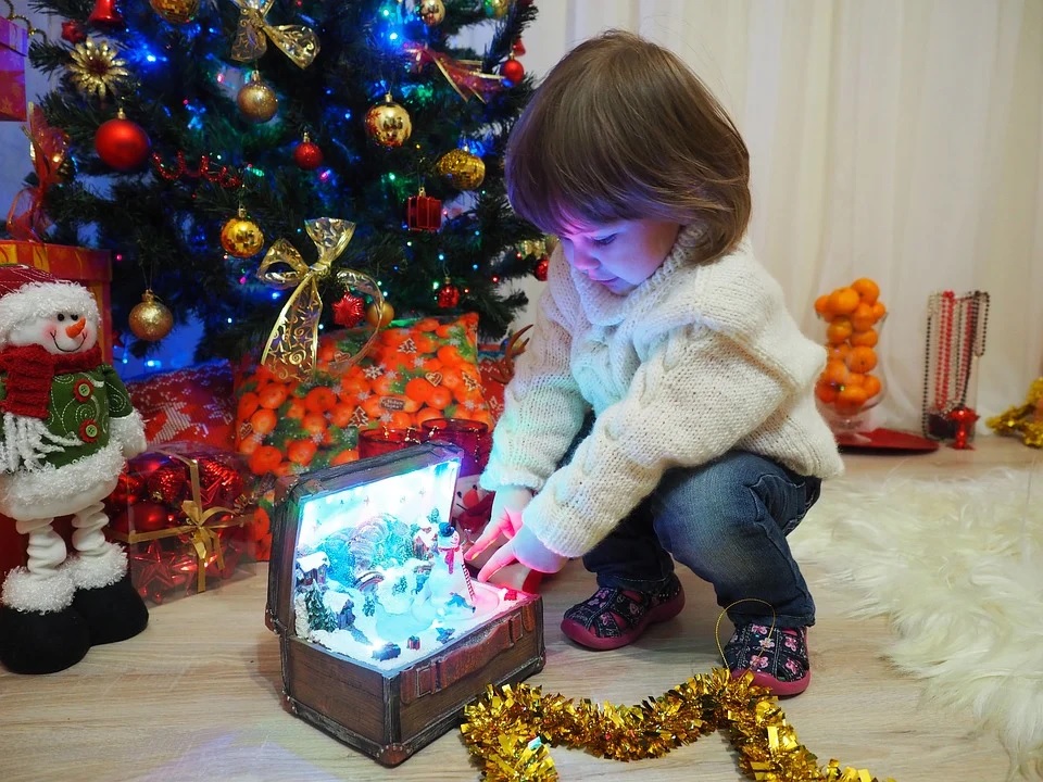 Подарок к Новому году: Владимир Путин семьям с детьми пообещал выплатить по пять тысяч рублей