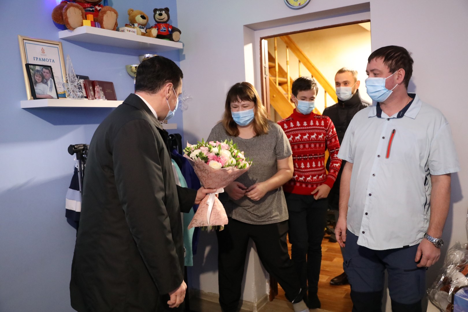 Запустил чудомобиль: многодетные семьи области получат подарки от Дмитрия Миронова
