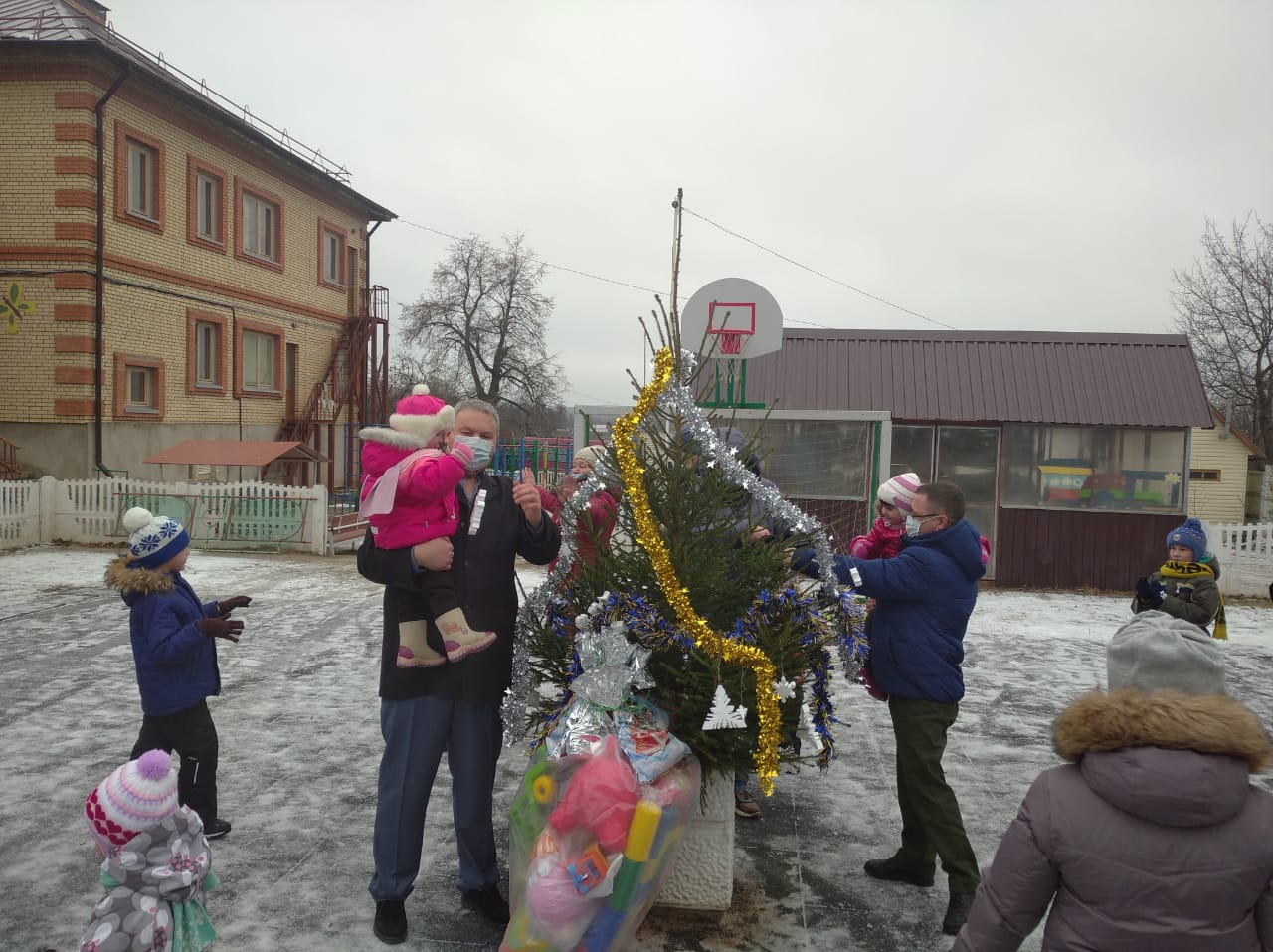 В Петровский детский дом привезли живую елку