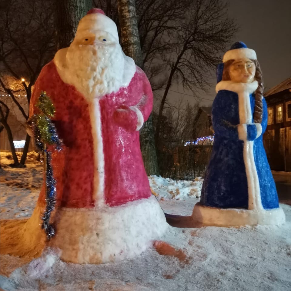 Главный проспект Заволжского района украсили огромные фигуры Деда Мороза и Снегурочки