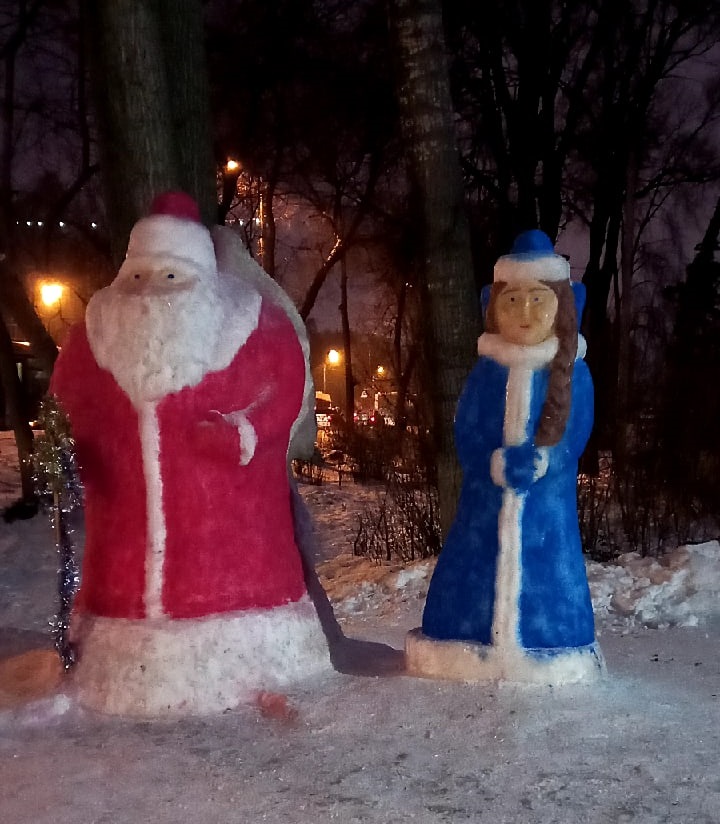 Главный проспект Заволжского района украсили огромные фигуры Деда Мороза и Снегурочки