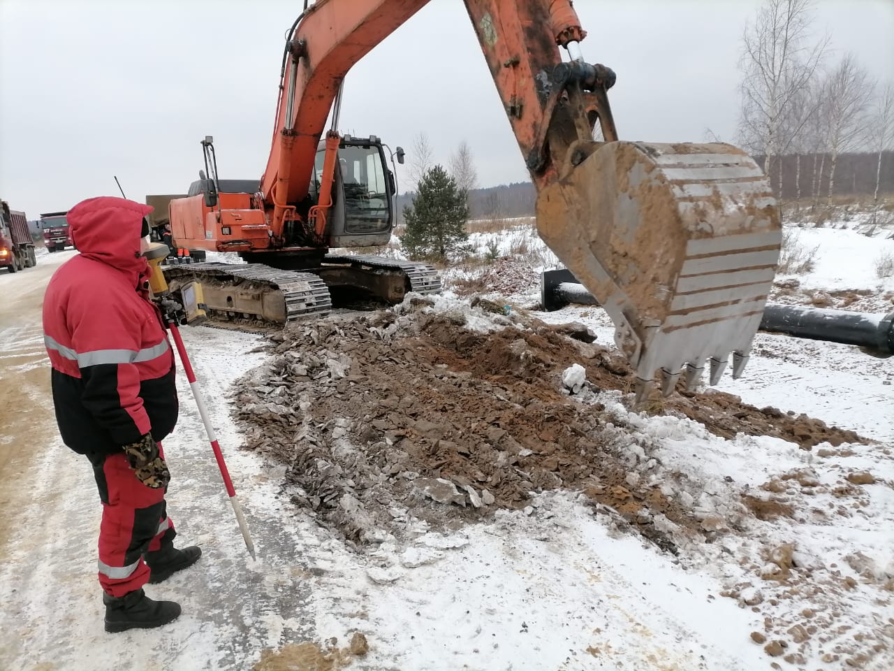 На трассе в Угличском районе проводится ремонт дороги и монтаж водопропускных труб