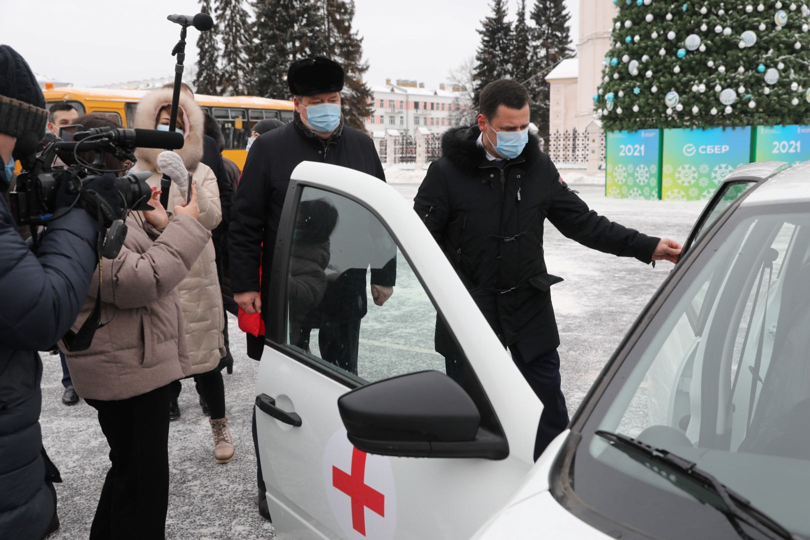 В преддверии Нового года Дмитрий Миронов передал в районы области и машины неотложной помощи