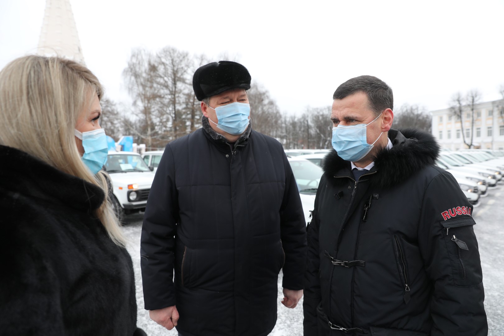 В преддверии Нового года Дмитрий Миронов передал в районы области и машины неотложной помощи