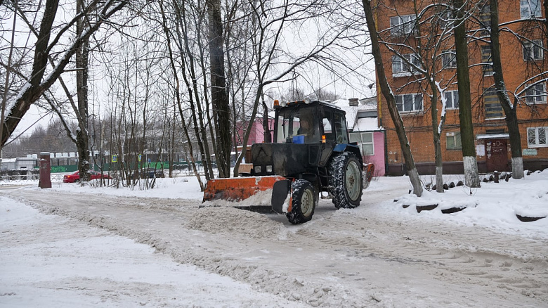 В Ярославле усилили работы по очистке кровель от наледи и снега