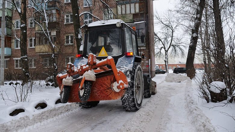 В Ярославле усилили работы по очистке кровель от наледи и снега