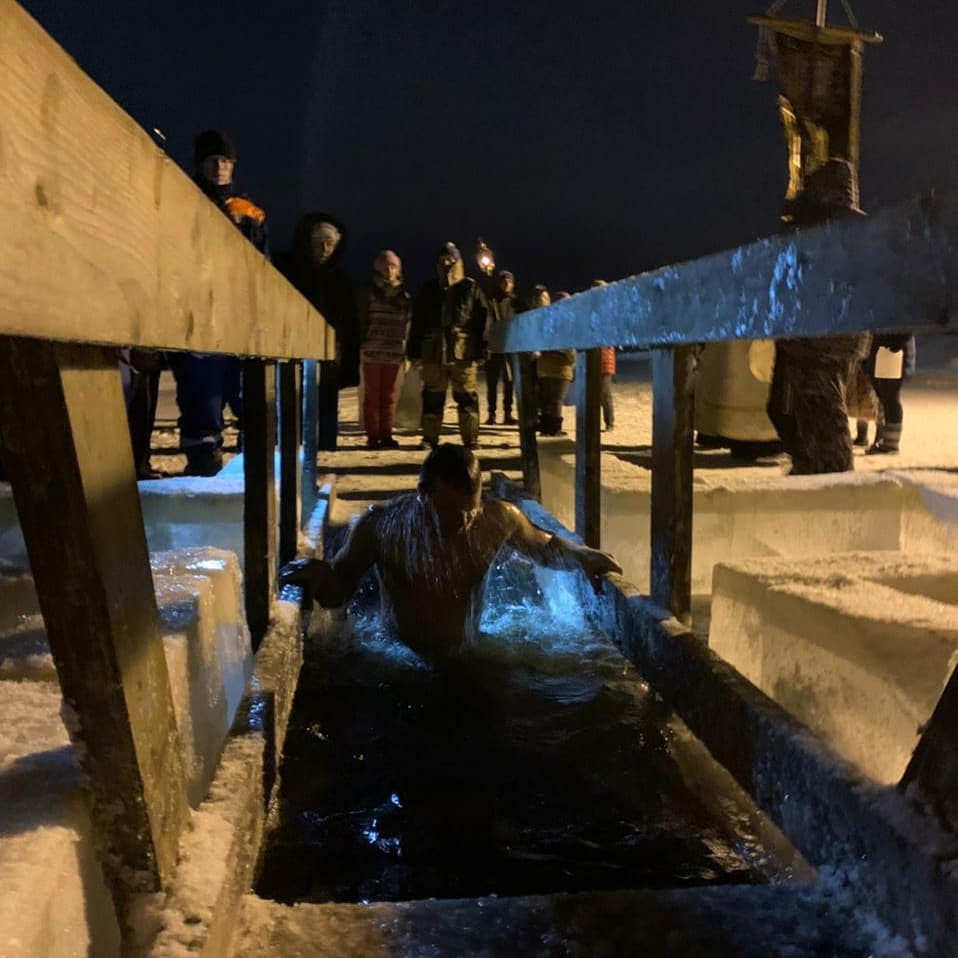 На эти фотографии даже смотреть холодно: как проходят крещенские купания в Ярославле и области