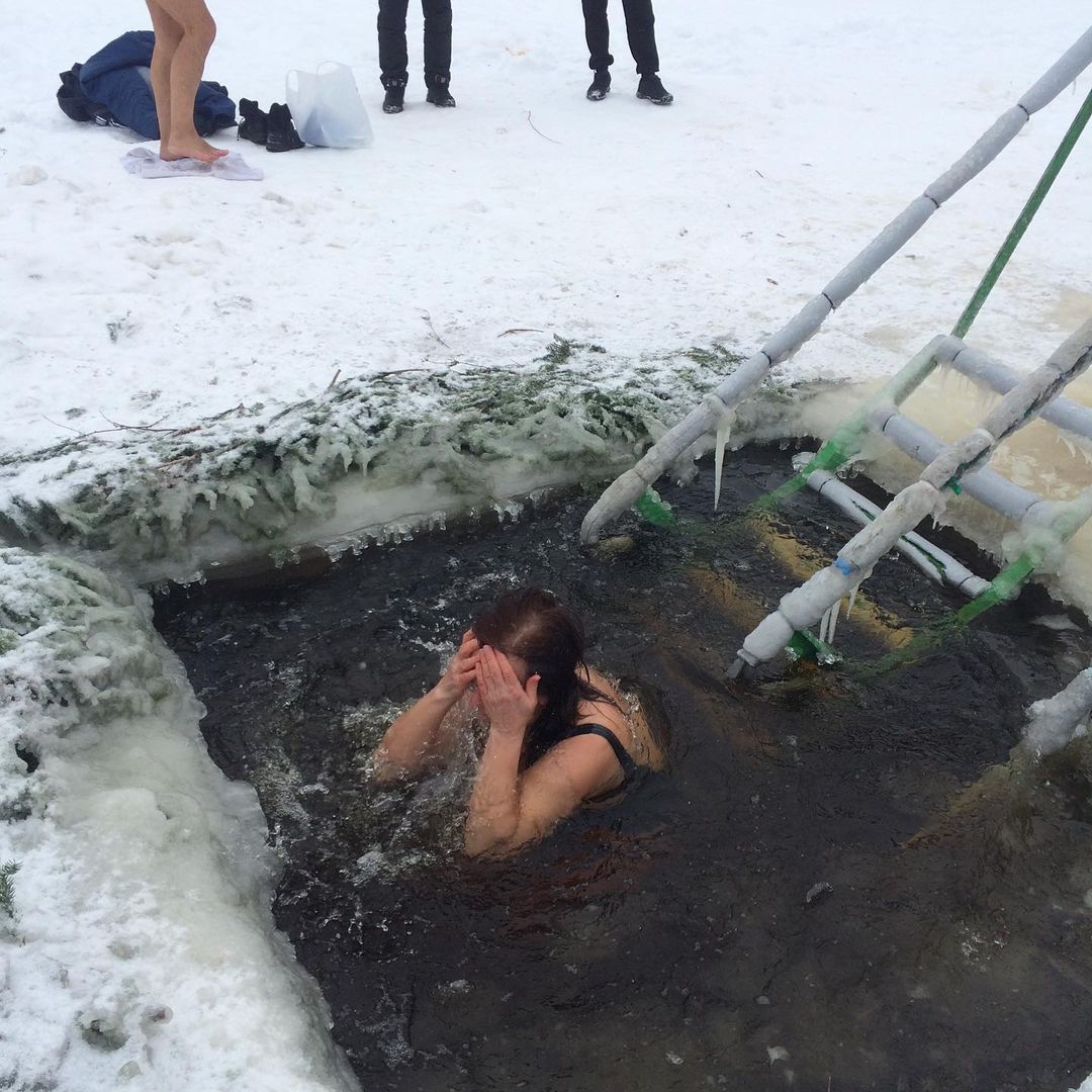 На эти фотографии даже смотреть холодно: как проходят крещенские купания в Ярославле и области