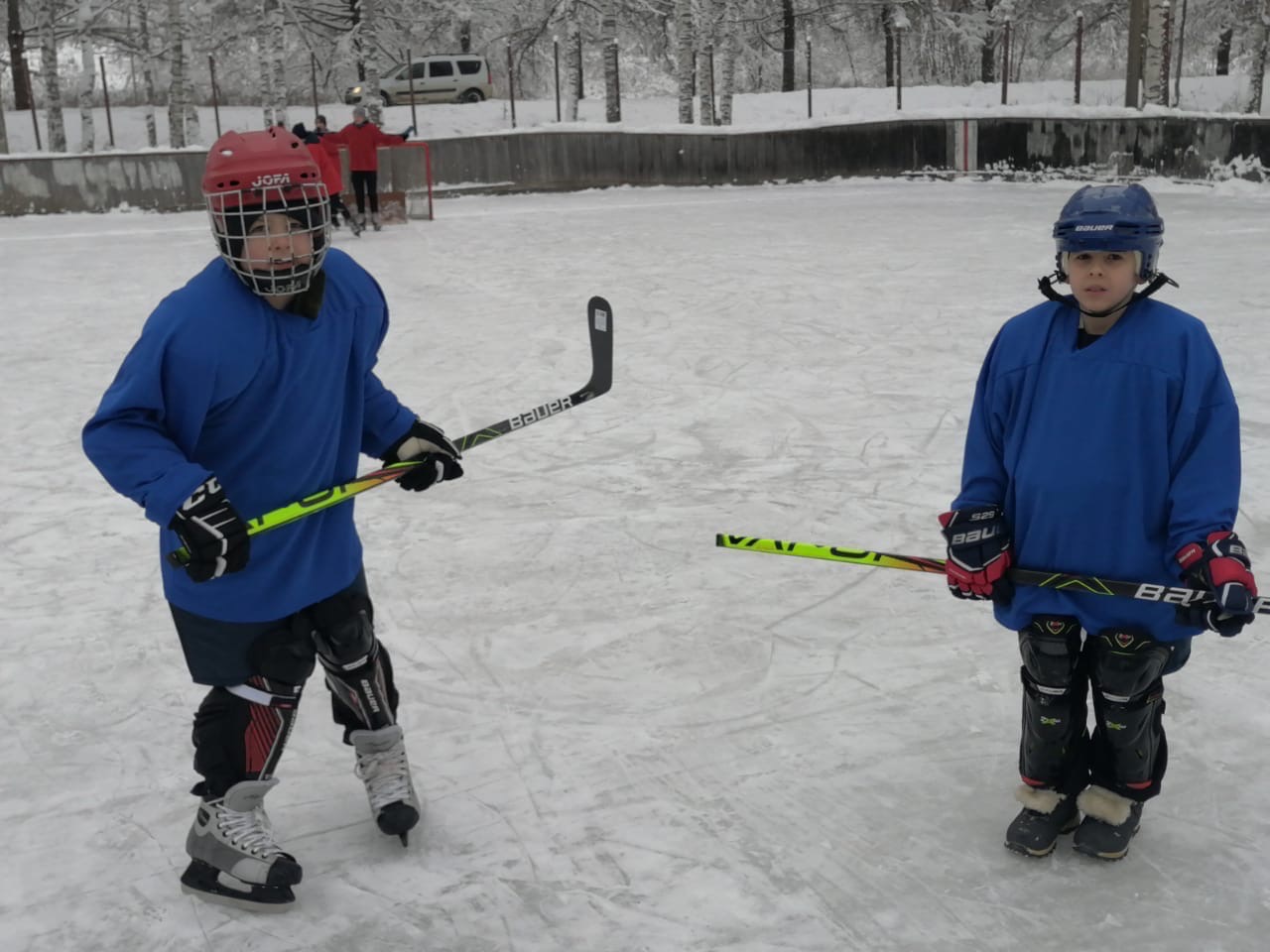 Учащиеся школы поселка Борок получили в подарок от Дмитрия Миронова комплекты настоящей хоккейной экипировки
