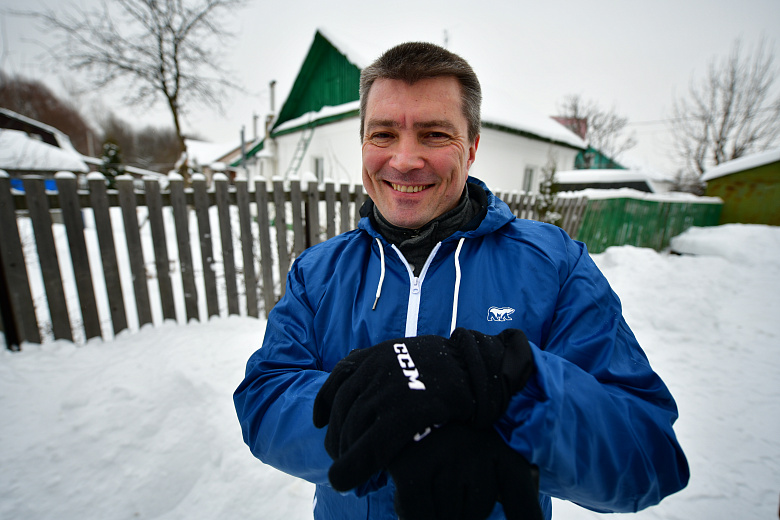 Волонтеры продолжают убирать снег у частных домов пожилых ярославцев