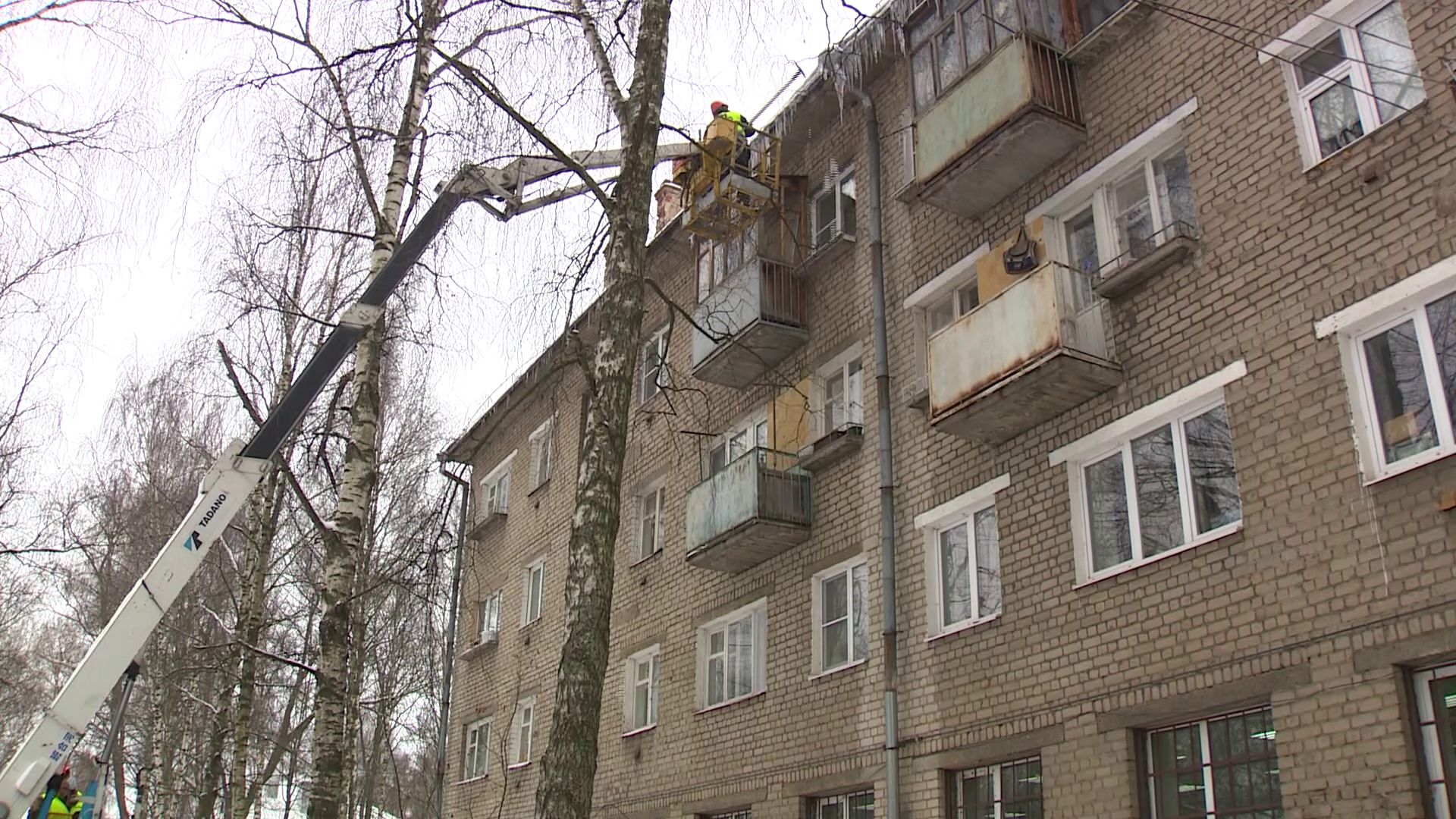 В Ярославле контролируют работу управляющих компаний по очистке крыш